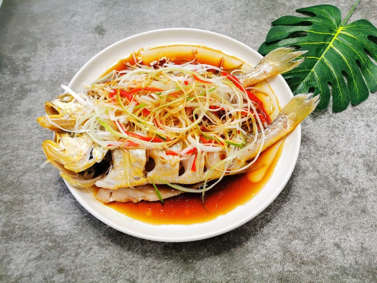 黄鱼|黄鱼这样做真鲜美，原汁原味，营养又健康，家人都爱吃