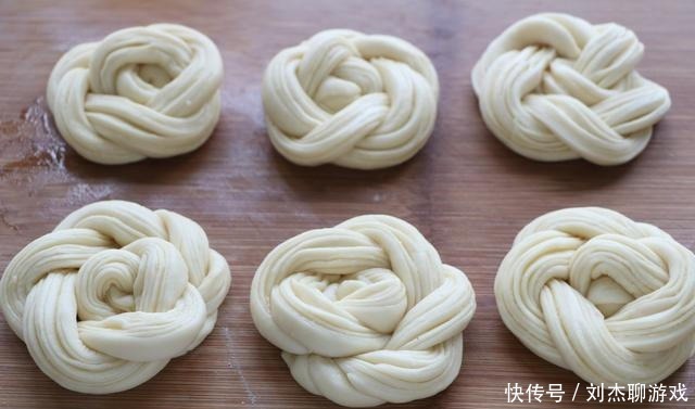 花卷别再用筷子了，学会新做法，层次多更好吃，颜值高到离谱！