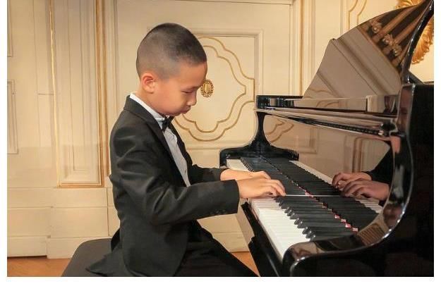 林永健家的娃登台弹奏钢琴，一身西装优雅亮相，9岁拿下国际大奖