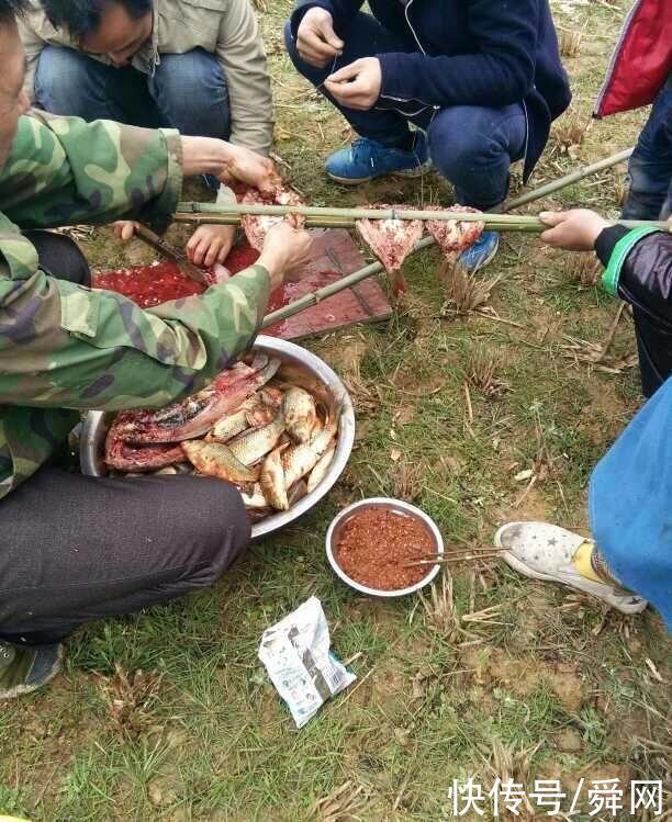 美味|农村稻田边上野餐,这样的美味让人欲罢不能,你吃过吗?