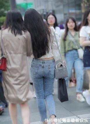 穿搭 小姐姐身穿牛仔裤,简单穿搭就很美,靓丽十足!