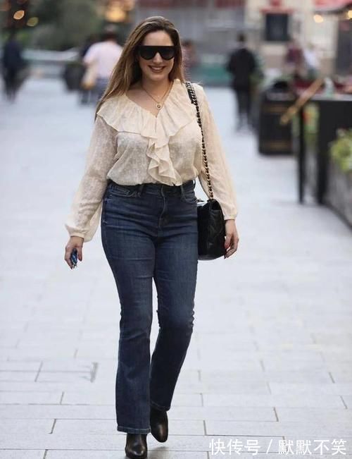 高跟鞋 修身的衣服让你穿出潮流般时尚,显高挑身材的风格端庄优雅