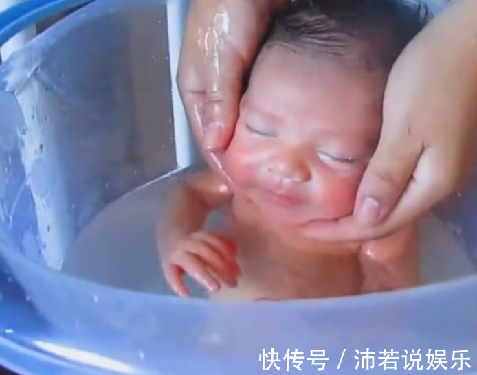 妈妈|给新生儿洗澡,她还以为在妈妈肚子里,简直不要太可爱!