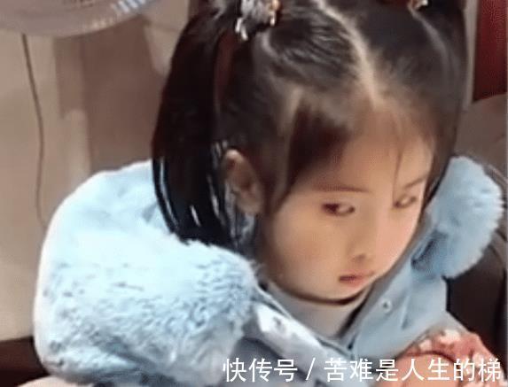 父母|二宝欲上前“捣乱”,被姐姐一个“眼神杀”吓退,乖怂表情亮了