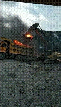 |搞笑GIF:哥们有你这样坐席的吗,你考虑过别人的感受吗