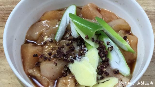 清洗干净|老阿姨在家做椒盐鸡块,教你学会这个小技巧,真是美味