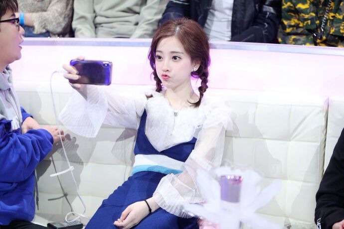 冯提莫|冯提莫上节目被男嘉宾占便宜,被摸大腿20多次,网友:这人真恶心