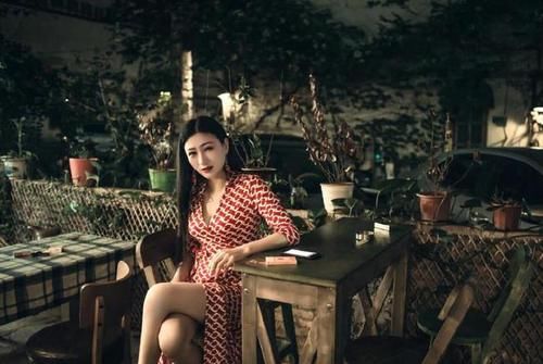 红色|红色长裙也能穿出时尚,小姐姐潇洒穿搭,秀出自己随性而至的态度