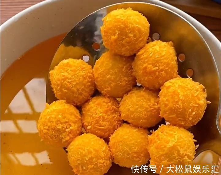 天气寒冷，孩子们爱上的零食，咬一口，外酥里嫩，流心喷香，好吃