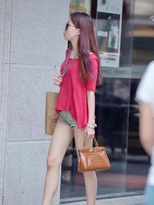 街拍:长发披肩的小姐姐,条纹上衣配牛仔热裤,青春活力气息