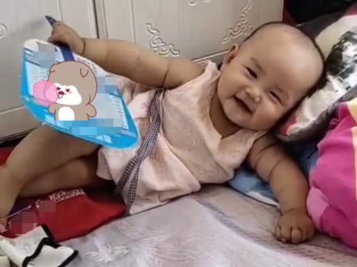 老大爷|萌娃躺床上享受“老大爷”般的生活,悠哉悠哉,小扇摇得逍遥自在
