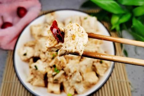 豆腐|夏季吃凉粉不如吃它，买来一掰一焯，无油低脂，简单省时又好吃