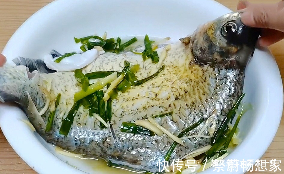 料酒|不管蒸什么鱼,切记不要放精盐和料酒,教你一招,鱼肉鲜嫩无腥味
