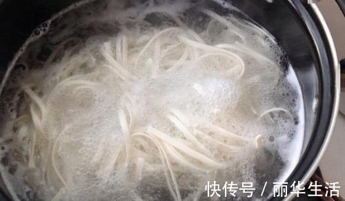 大厨|煮面条,水开下锅是大忌!学会饭店大厨的做法,面条劲道不起坨