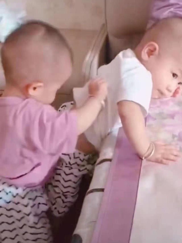 哥哥|龙凤胎哥哥上不去床,妹妹在背后“助攻”,网友笑喷白当哥哥了
