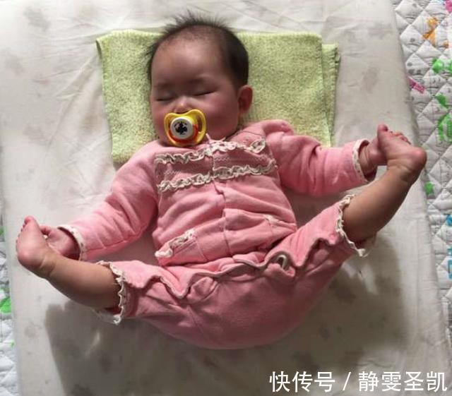 宝宝|宝宝因“睡姿”走红,睡出了称霸舞林的气势,网友望尘莫及