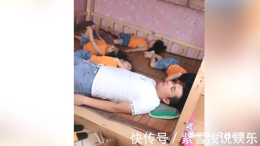 父爱|爸爸带着四胞胎睡觉,场面太壮观,看来只有睡着了才能轻松下来