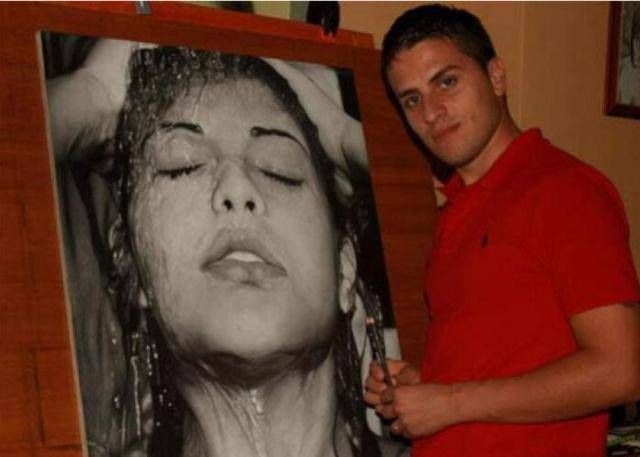 女子在沐浴,被他用铅笔画入画中,作品让人叹服