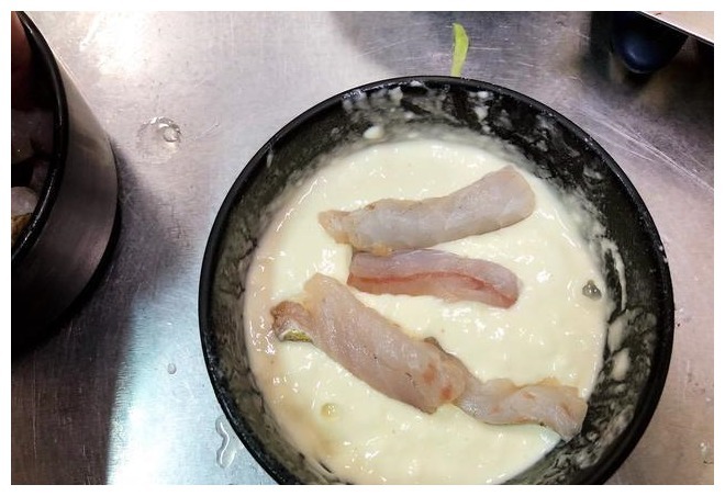 炸鱼时，有人用淀粉，有人用面粉，大厨都错了！这才是正确做法