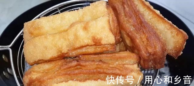 松软|这种创意油条做法，外皮酥掉渣，里面松软香甜，好吃又简单！