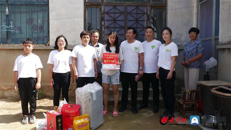 大学生|莱芜区健步走协会红石健步队到苗山镇走访慰问困难大学生