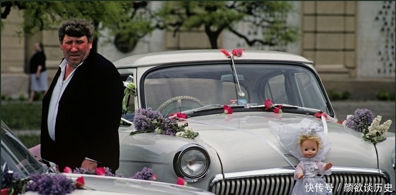 豪华|苏联婚姻百年影像史:一开始登记住木头房,后来整上豪华车队