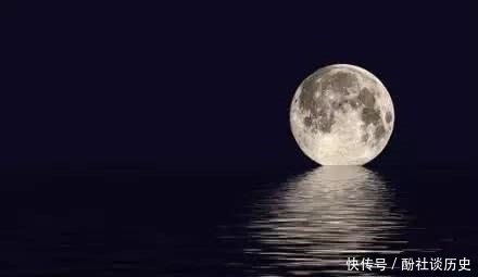 烟雨夜读 流年逐水去，明月照人来