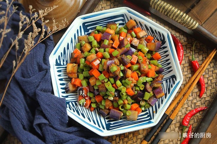 维生素p|炒茄子时，别直接下锅炒，多加这一步，茄子不油不发黑，下饭入味