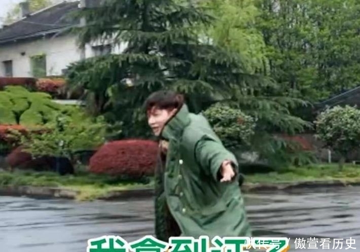 张艺兴拿到拖拉机驾照上热搜,看到有效期后,他真要常驻蘑菇屋了