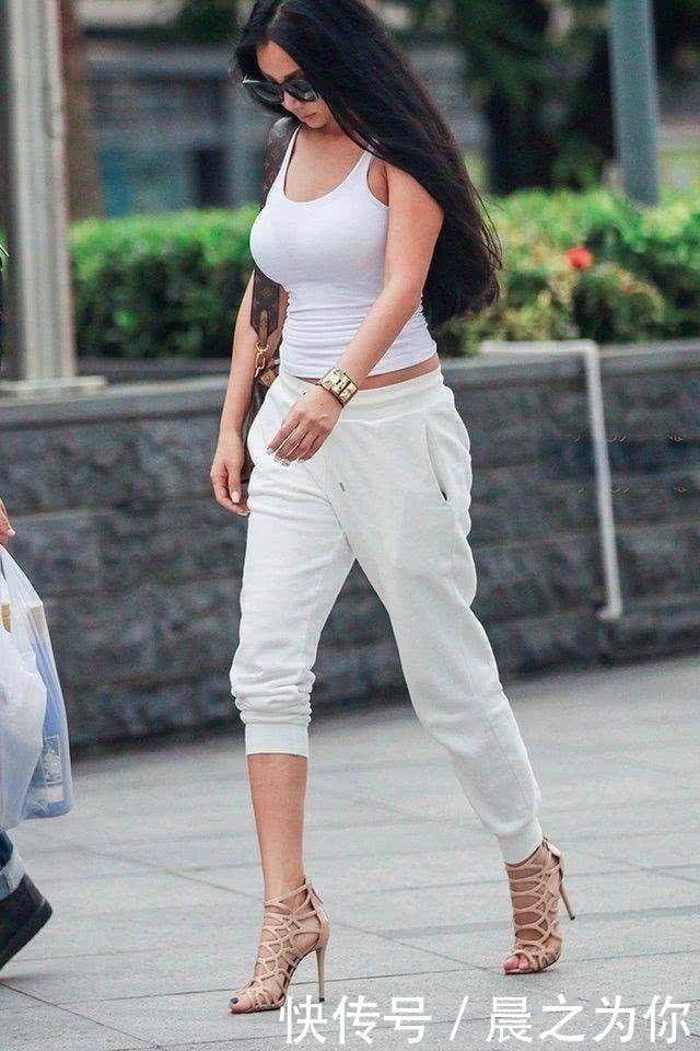 街拍开放另类时尚的小姐姐,潮流范儿十足