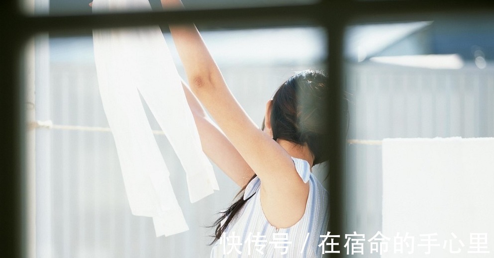住户|很多高层住户衣服不挂阳台了,在窗户做个小改动,晾衣晒被特方便!