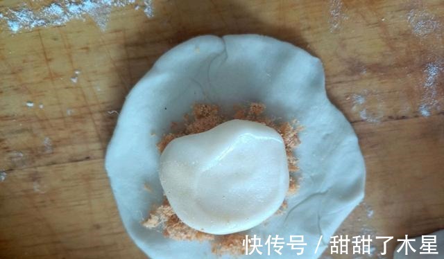 精致甜品肉松麻薯蛋黄酥,口感软糯,咸香适中,口感层次丰富!