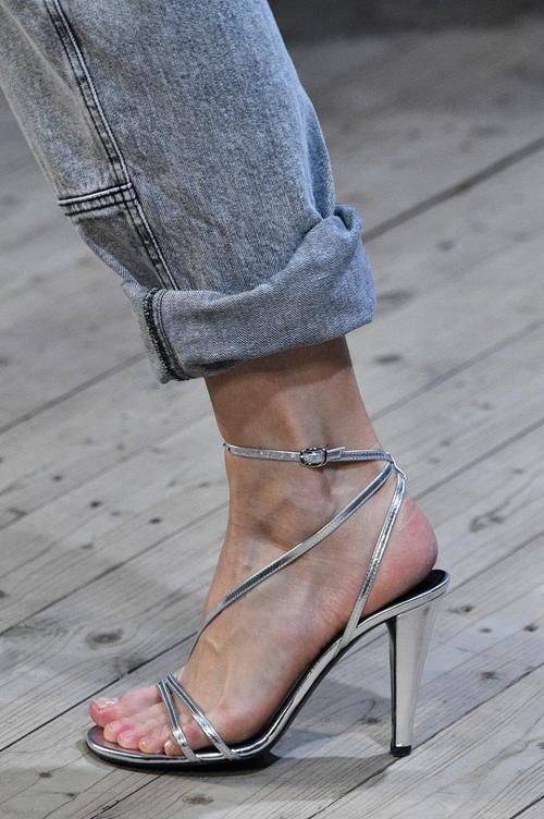 单品|盘点：细带凉鞋的服装搭配，今夏不能少的时尚单品，清凉又干净