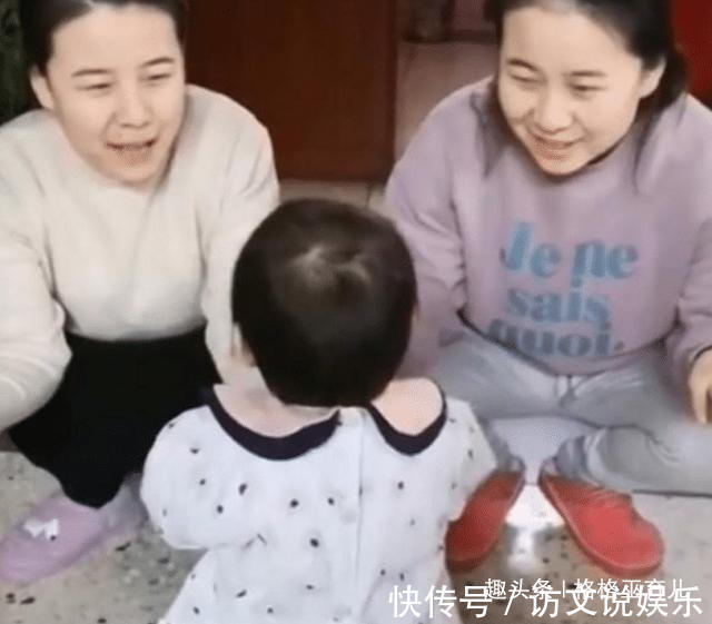 两人|小姨与妈妈是双胞胎,两人同时要抱女儿时,女儿的反应让人笑喷了