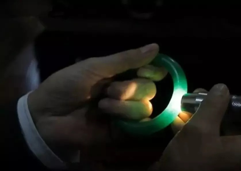 价格|玉商排队求购的极品翡翠手镯!价格仅仅1200万,没想到…