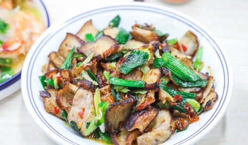 舅舅一家来做客,妈妈做了10道菜招待,大伙吃了都说好