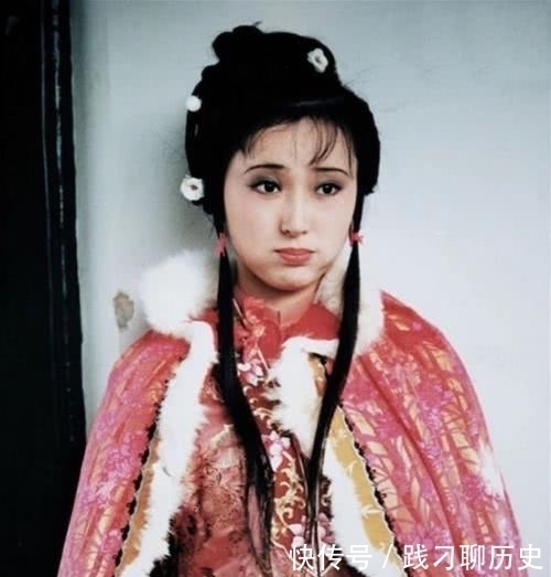 《红楼梦》林黛玉和薛宝钗,谁的容貌更胜一筹曹公暗示的很明白