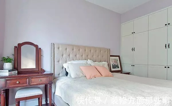 韵致|120平美式三居室墙面挂着中国画,阳光照到墙上,别有一番韵致