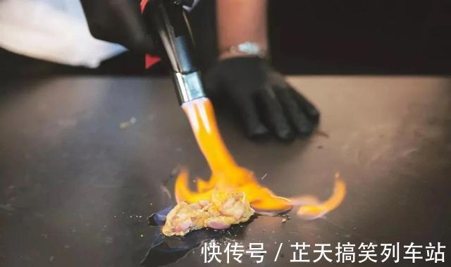 收纳|厨房别再贴瓷砖了,这种新型替代材料,看着高级还耐脏