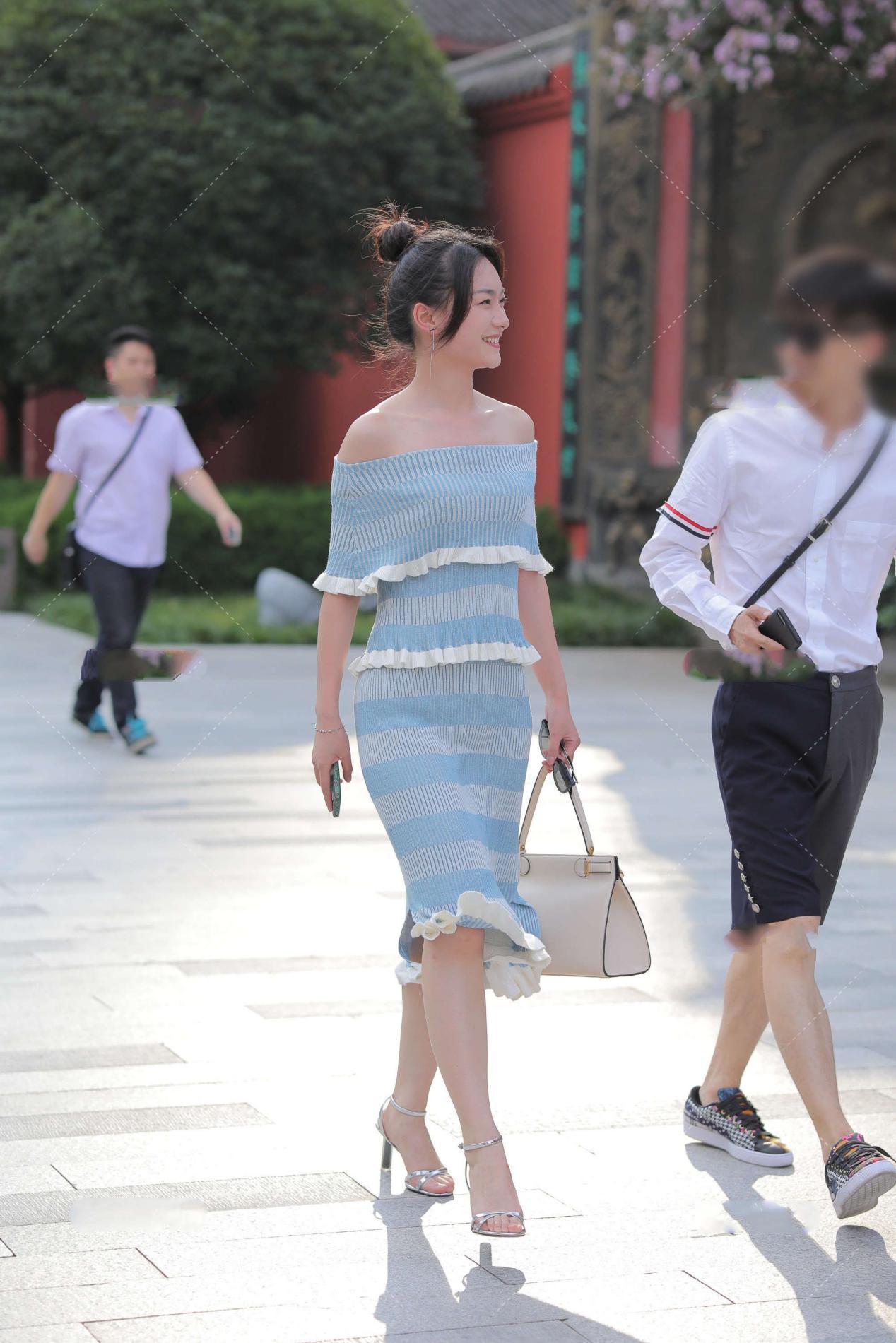 蓝白|一字肩裙子, 蓝白相间的两种颜色, 显时尚靓丽