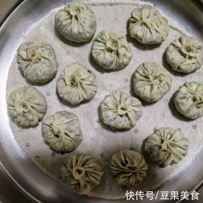  饺子皮制作鸡蛋煎饺和蒸包