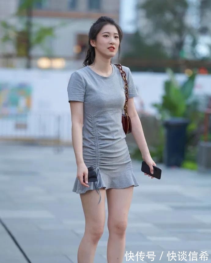 小蛮腰|怎样打造简约又青春的造型？小白鞋加连衣裙，清爽随性又时髦
