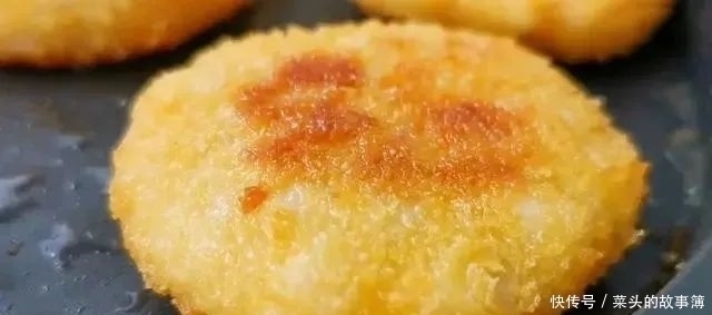 面包糠|苹果加2个鸡蛋这样做太香了,不油炸,一次做10个,出锅就光盘