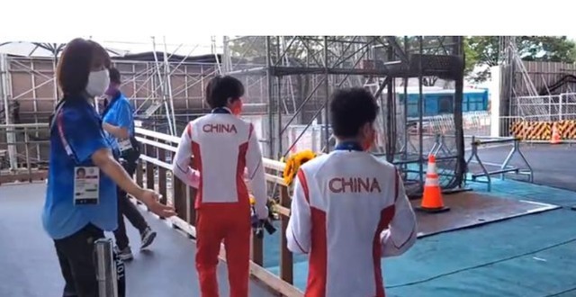 奥委会|太有趣!全红婵奥运夺冠花絮曝光,参加完发布会竟急着找人拿手机