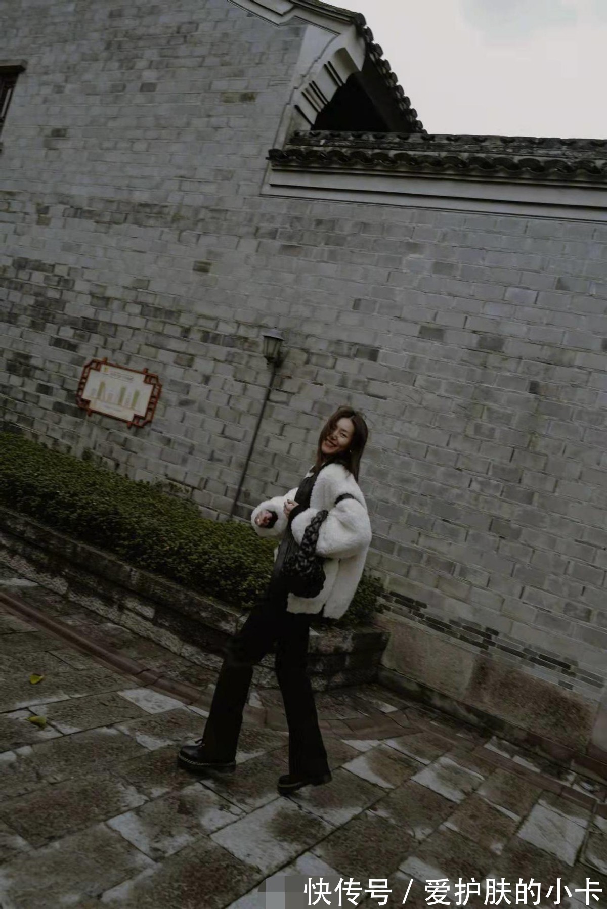 羽绒服|刘雯衣品没得挑,显胖的羊羔绒都搭得酷帅温柔,不是一般的会穿