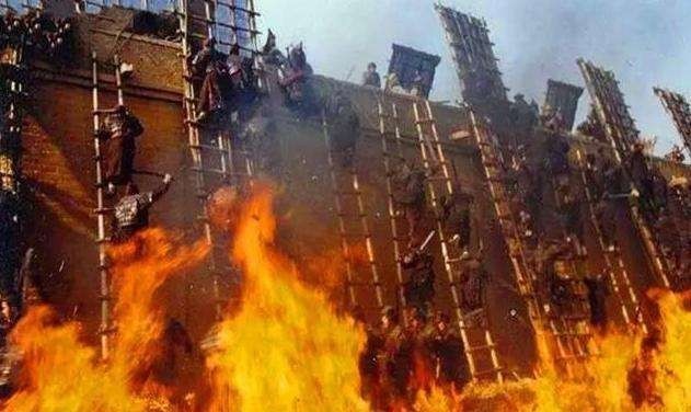 专家|古时攻城时,为何没人去推梯子,反拿石头砸?专家:你推个试试!