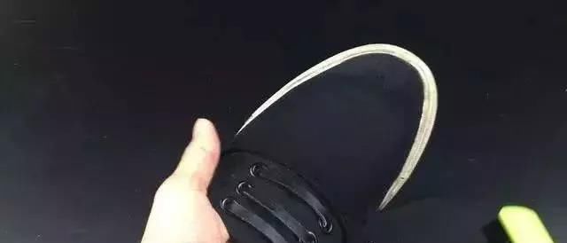 运动鞋千万别用清水洗，教您一招，鞋子干净不变形，省时又省力