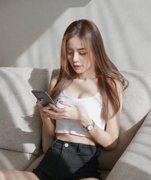 颜值 身材娇小的马来西亚女生,这几套居家穿搭,秀出了性感女人味