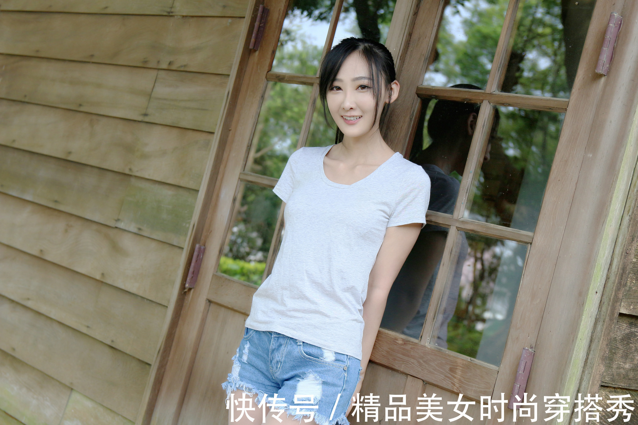 时尚 灰色短袖t恤搭配浅色牛仔短裤，尽显青春的时尚感