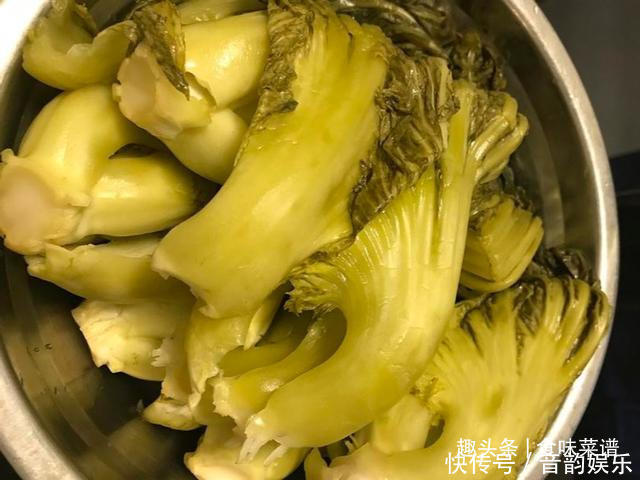 每年秋天,奶奶都这样腌上一缸酸菜,不发霉不怕烂,放一年都不坏